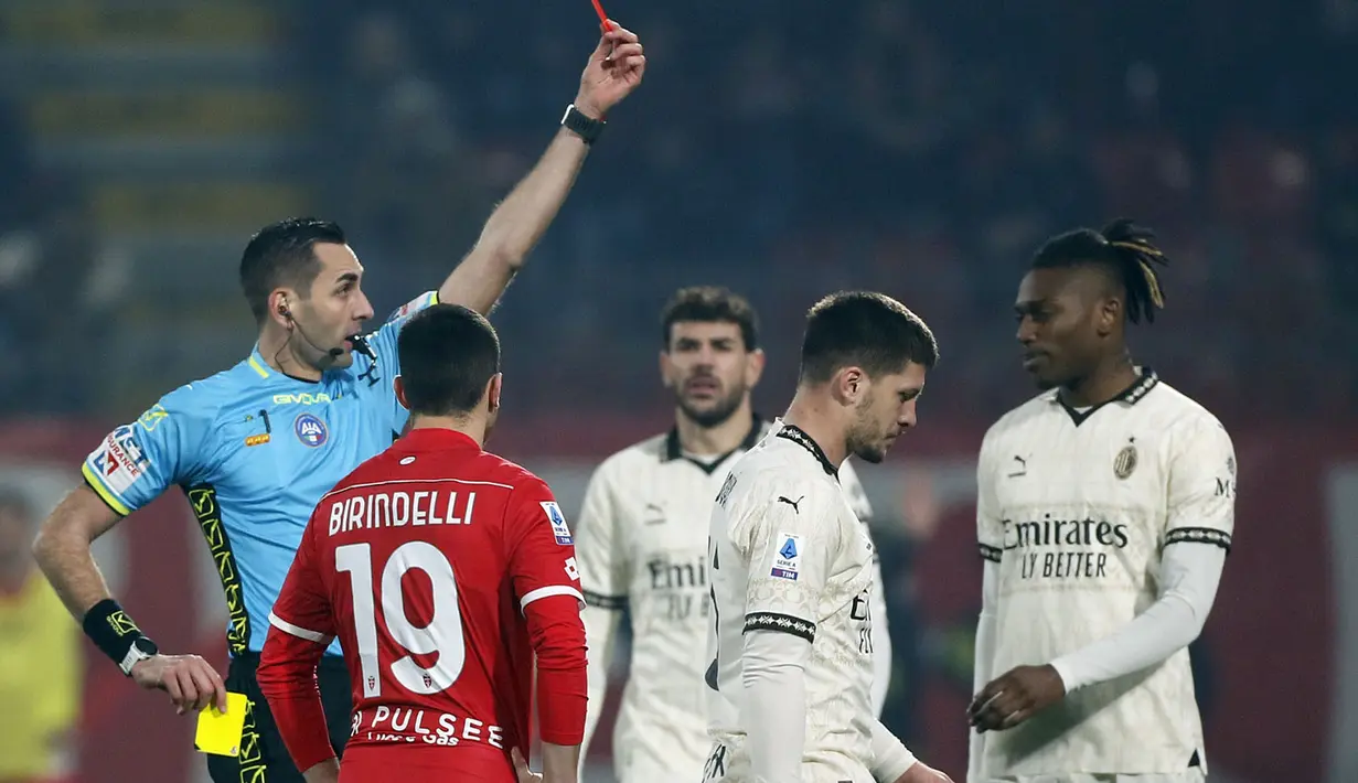 Pemain AC Milan, Luka Jovic diganjar kartu merah oleh wasit pada laga lanjutan Liga Italia 2023/2024 melawan Monza di Brianteo stadium, Monza, Italia, Senin (19/02/2024) WIB. (AP Photo/LaPresse/Alberto Marriani)
