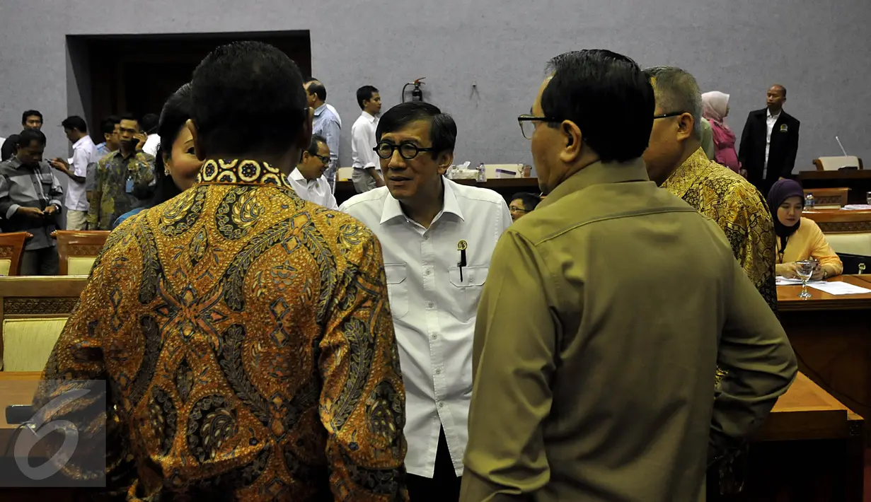 Menkumham Yasonna Laoly (tengah) usai rapat dengan Badan Legislasi DPR di Gedung DPD RI, Jakarta, Senin (28/9/2015).Rapat tersebut membahas RUU JPSK (Jaring Pengaman Sistem Keuangan). (Liputan6.com/Johan Tallo)