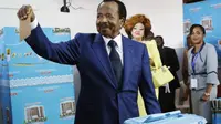 Presiden petahana Kamerun, Paul Biya, dari partai Gerakan Demokratik Rakyat Kamerun, memberikan suaranya dalam pemilihan presiden di Yaounde, Kamerun, Minggu, 7 Oktober 2018. (Dok. AP/Sunday Alamba).