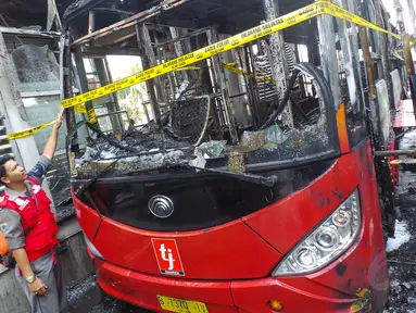 Kondisi bus Transjakarta yang terbakar di Halte Mesjid Agung Al Azhar, Jakarta, Kamis (28/8/14). (Liputan6.com/Faizal Fanani)