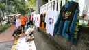 Pertandingan Timnas Indonesia Vs Argentina membuat pedagang ketiban rezeki berlimpah. Mereka kompak berjualan aneka macam merchandise di antaranya baju, Jersey, syal, topi, dll. (Bola.com/Muhammad Iqbal Ichsan)