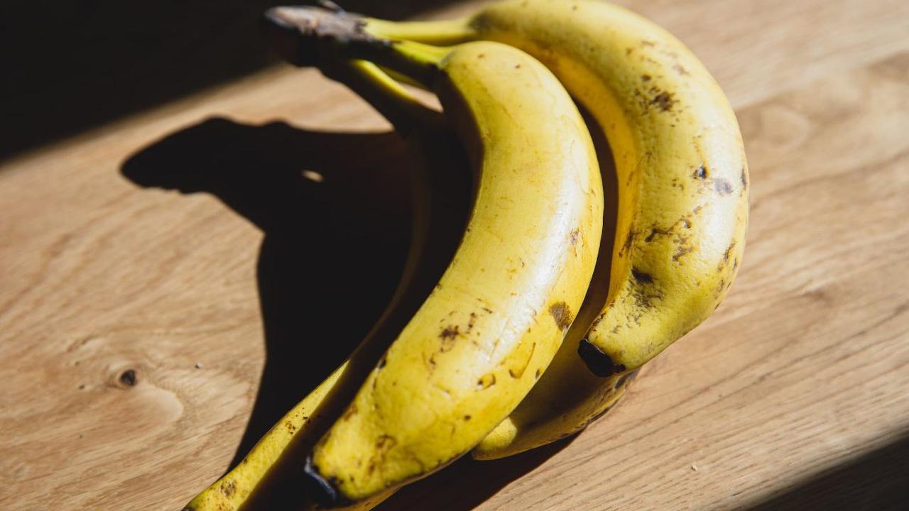 4. Meningkatkan Kekuatan Otak: Folat dalam pisang membantu perkembangan otak dan meningkatkan daya ingat.
