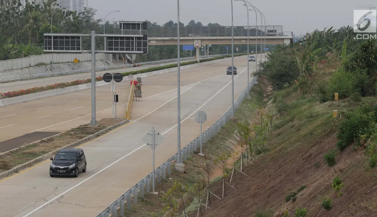 Kendaraan memasuki gerbang tol Kukusan ruas jalan tol Cinere-Jagorawi (Cijago) seksi 2, Depok, Jawa Barat, Sabtu (28/9/2019). Gerbang tol Cijago seksi 2 (Jl Raya Bogor-Kukusan) sepanjang 5,5 km dapat dilalui secara fungsional mulai Sabtu (28/9) pukul 00.00 WIB. (Liputan6.com/Helmi Fithriansyah)