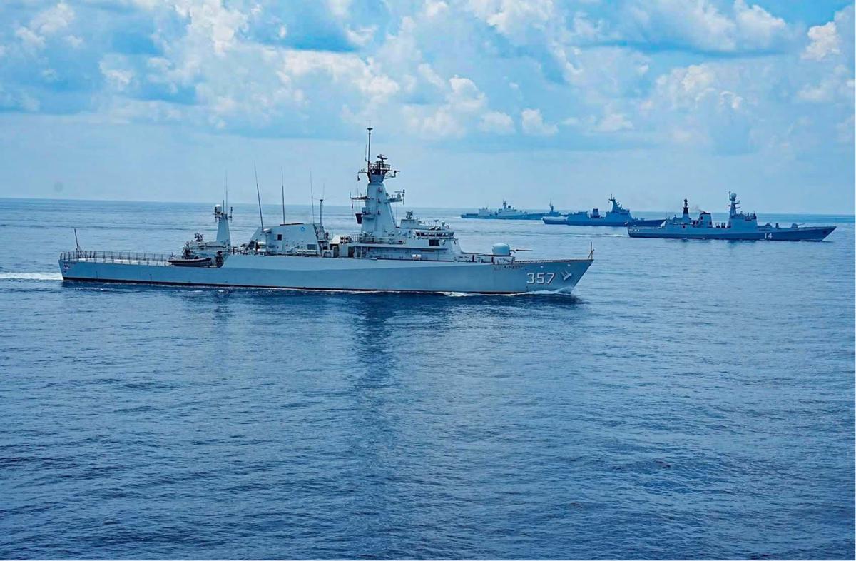 FOTO: Aksi KRI Bung Tomo dalam Latihan Laut AMNEX 2025