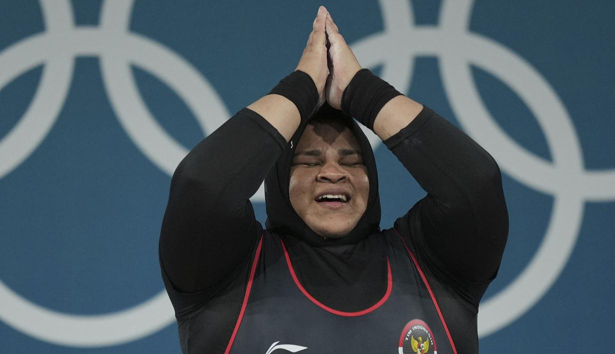 Ekspresi lifter Indonesia, Nurul Akmal setelah melakukan angkatan clean and jerk saat berkompetisi dalam cabang olahraga angkat besi +81kg putri Olimpiade Paris 2024 di South Paris Arena, Paris, Prancis, Minggu (11/08/2024). (AP Photo/Kin Cheung)