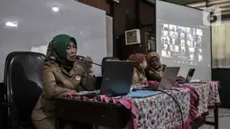 Guru menyapa murid saat MPLS Tahun Ajaran Baru 2020/2021 secara daring di SDN Pekayon Jaya 6, Bekasi, Jawa Barat, Senin (13/7/2020). Pihak sekolah menunda awal kegiatan belajar Tahun Ajaran Baru 2020/2021 secara tatap muka. (merdeka.com/Iqbal S. Nugroho)