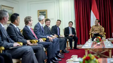 Presiden Joko Widodo (kanan) menerima kunjungan pemimpin perusahaan multinasional Amerika Serikat yang tergabung dalam US-ASEAN Business Council di Kantor Presiden, Jakarta, Selasa (5/5/2015). (Liputan6.com/Faizal Fanani)