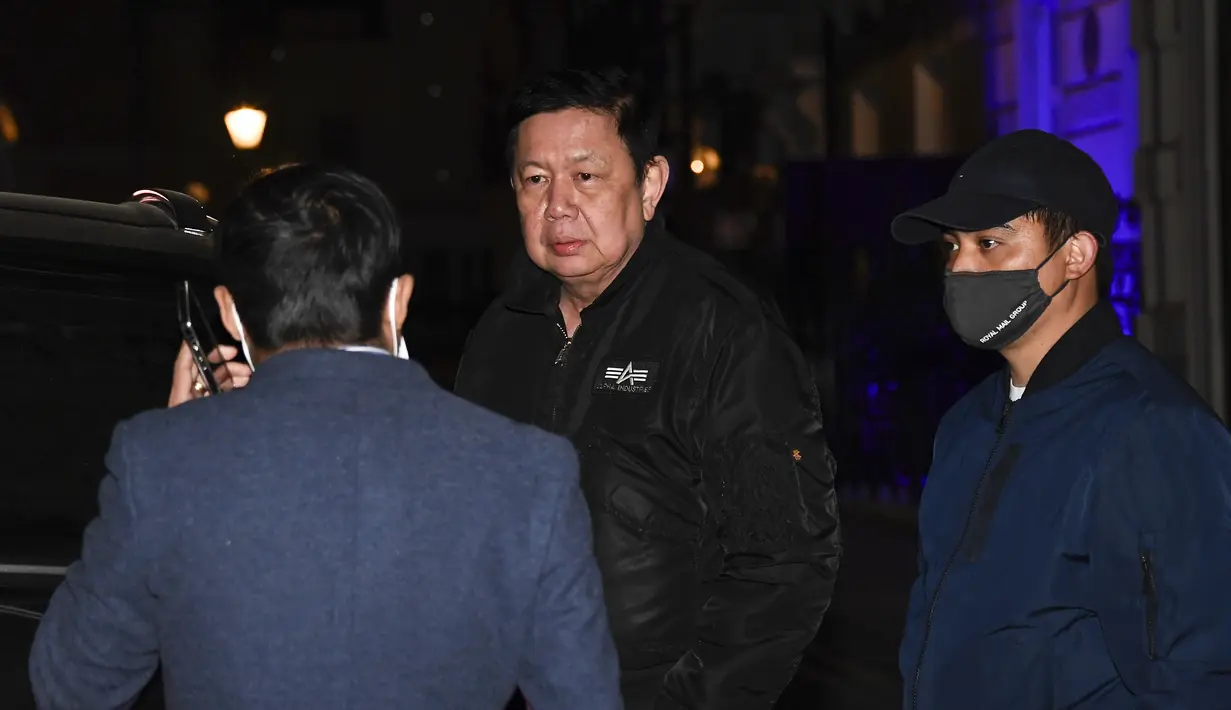 Duta Besar Myanmar untuk Inggris, Kyaw Zwar Minn (tengah) berbicara dengan stafnya di luar gedung Kedutaan Besar Myanmar di London, Rabu (7/4/2021). Kyaw Zwar Minn mengatakan pihak yang terkait dengan militer Yangon melarang dirinya untuk mengakses gedung itu. (AP Photo/Alastair Grant)