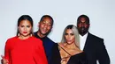 Bersahabat, Chrissy Teigen dan John Legend pun berpose dengan Kim Kardashian beserta Kanye West. (Instagram/ChrissyTeigen)