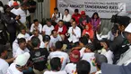 Menteri Perhubungan Budi Karya Sumadi berbincang dengan para sopir angkot saat nongkrong bareng di Tangerang, Banten, Sabtu (26/1). Budi mendengar banyak masukan dari para sopir angkot tentang permasalahan yang mereka alami. (Liputan6.com/Angga Yuniar)