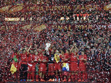 Sevilla sukses mempertahankan gelar Liga Europa yang mereka raih musim lalu usai menang dengan skor tipis 3-2 atas Dnipro Dnipropetrovsk di Stadion Nasional Warsawa, Kamis (28/5) dini hari WIB. (AFP PHOTO/ODD ANDERSEN)