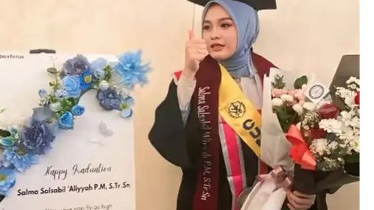 6 Potret Cantik Menawan Salma Salsabil Wisuda dari ISI Jogja, Raih Gelar Cum Laude Sarjana Terapan Seni Ditengah Sibuk Jadi Penyanyi