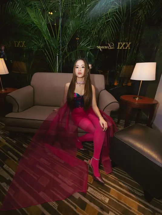 Sementara itu, Zara Adhisty tampil vibrant dengan busana bernuansa pink [@zaraadhsty]