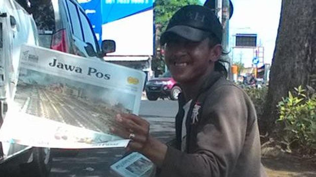Kisah penyandang cacat jual koran demi ibu
