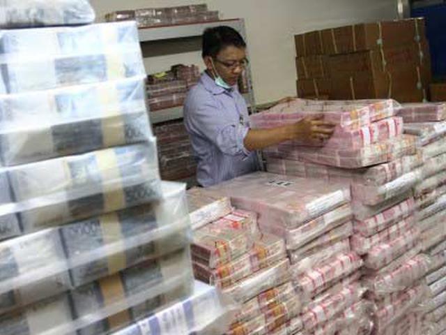 Seorang Petugas Menata Tumpukan Uang Di Gudang Penyimpanan Uang Bri Di Jakarta Selasa 3 1 Antara Foto Liputan6 Com