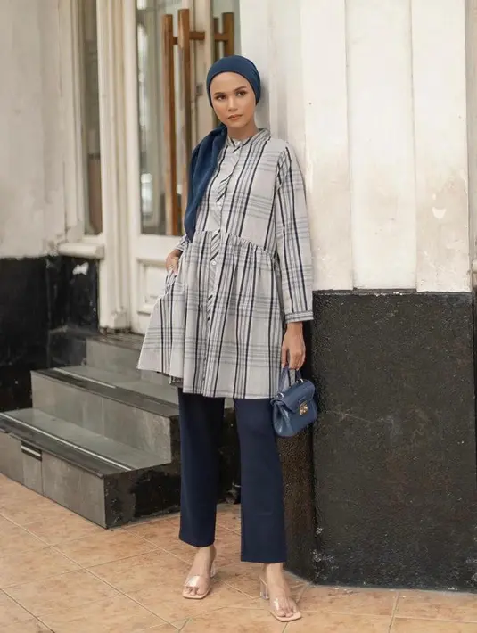 Model ruffle lainnya, bisa pilih plaid tunik satu ini. Stylish dan timeless. (Instagram/heavenlights).