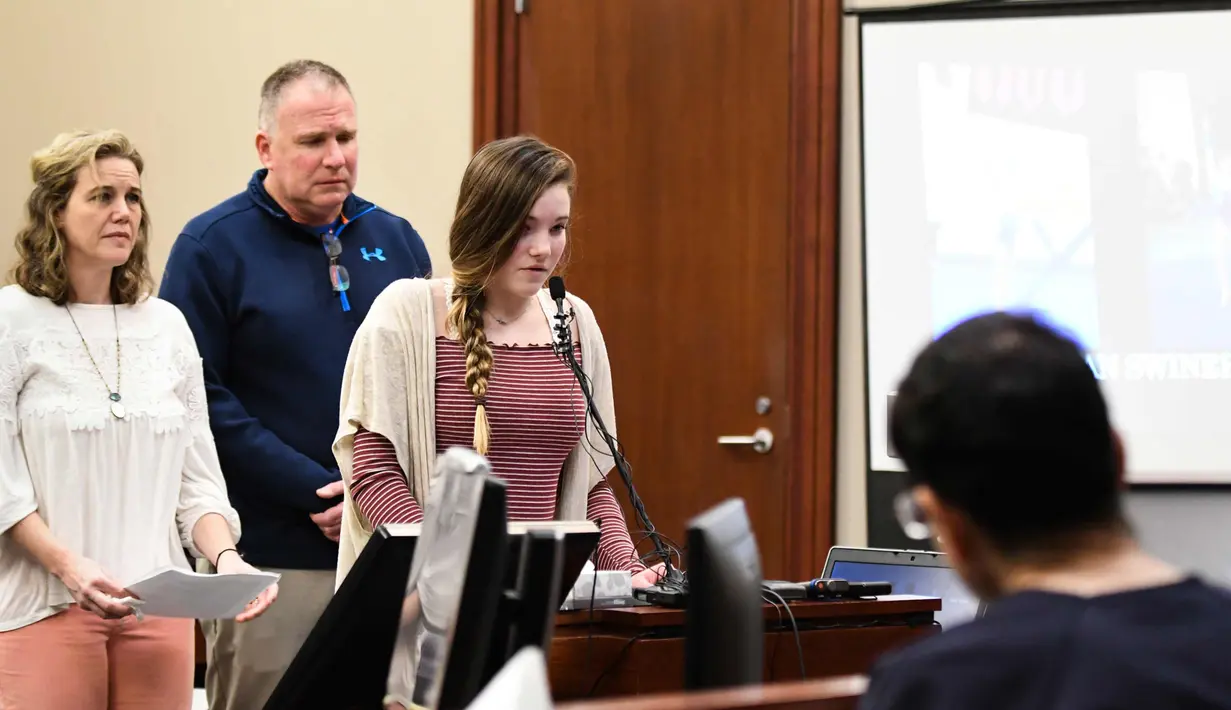 Jillian Swinehart salah satu korban Dokter Larry Nassar saat mengikuti sidang di Pengadilan Sirkuit Ingham County di Lansing, Mich (23/1). Nassar (54) merupakan mantan dokter tim senam AS. (Matthew Dae Smith / Lansing State Journal via AP)