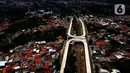 Foto dari udara proyek pembangunan jalan Flyover Tanjung Barat, Jakarta, Kamis (1/10/2020). Pembangunan dua flyover tersebut diharapkan bisa membantu pengendara terhindar dari kecelakaan dan mengurangi simpul kemacetan di jalur pelintasan KA Lenteng Agung dan Tanjung Barat. (merdeka.com/Imam Buhori)