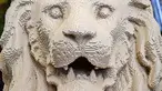 Sebuah foto pada 28 Oktober 2022 menunjukkan bagian dari patung singa raksasa dari lego, replika salah satu patung singa dari jembatan tertua Hungaria - Chain Bridge - di Budapest. Replika patung singa dari jembatan tertua Hungaria, Szechenyi Lanchid, tersusun dari 850 ribu keping Lego dalam 560 jam oleh seniman Balazs Doczy. (ATTILA KISBENEDEK / AFP)