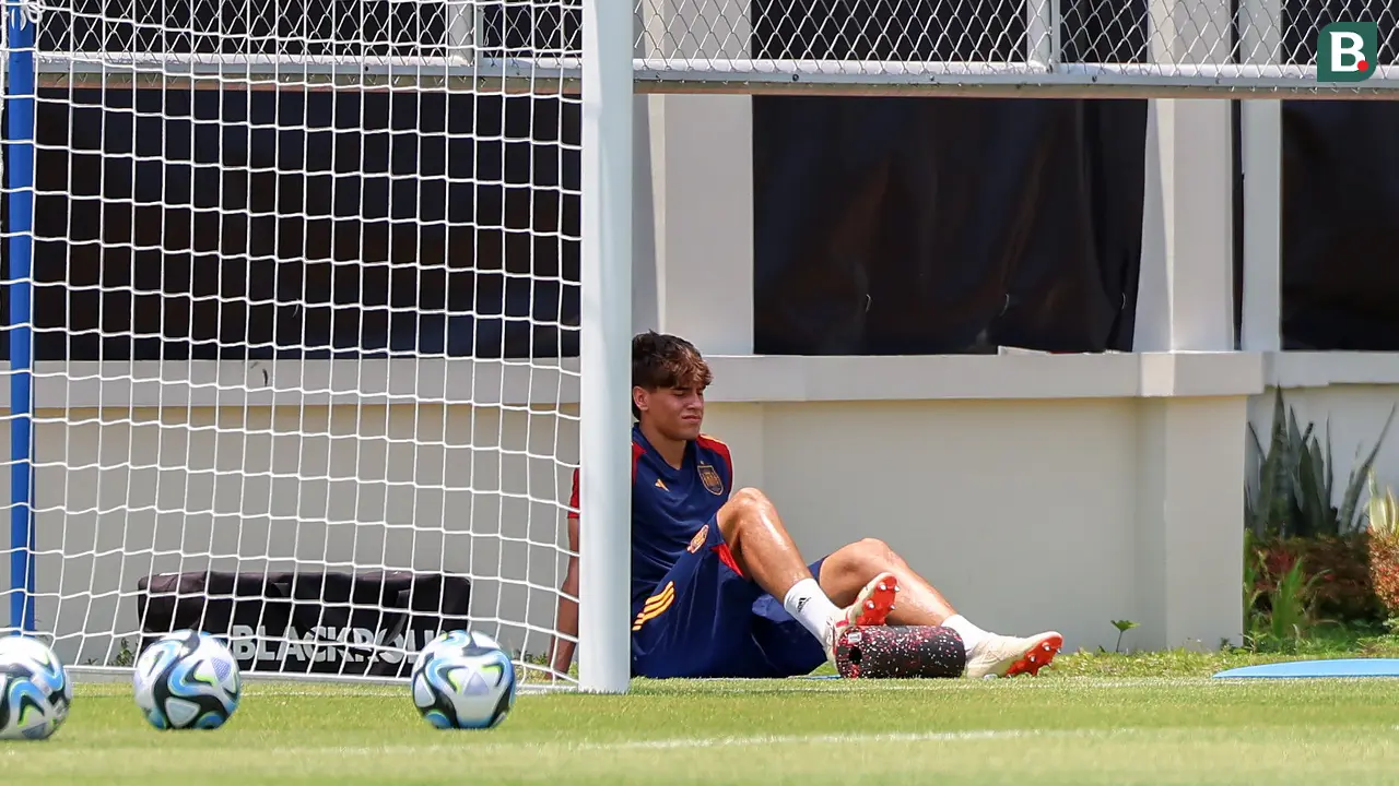 Foto: Enggak Kuat Cuaca Terik Kota Solo, Pemain Muda Barcelona Ini Akhirnya Pilih Tempat Teduh saat Latihan Bersama Timnas Spanyol U-17