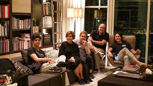 Penuh Kehangatan, Ini 6 Momen Buka Puasa Al, El, Dul dan Irwan Mussry