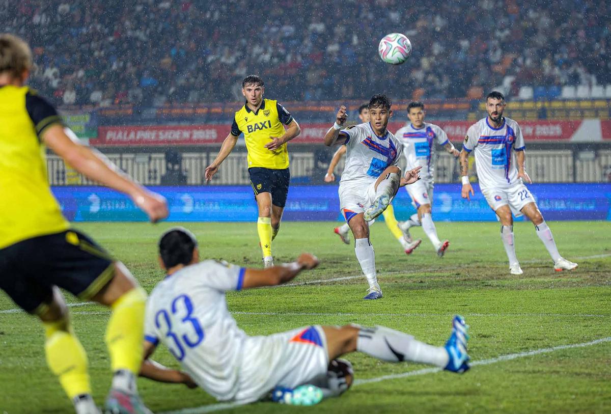 FOTO: Port FC Kalahkan Oxford United, Boyong Trofi Piala Presiden 2025 ke Thailand