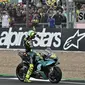 Valentino Rossi lambaikan tangan kepada fans di MotoGP Inggris (AP)