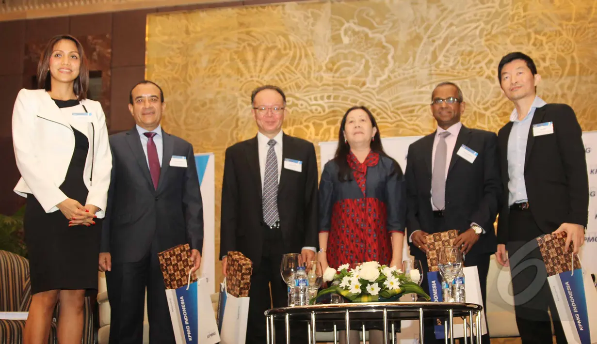 Para pembicara berfoto bersama usai diskusi tantangan menuju Masyarakat ekonomi Asean (MEA) serta peluncuran laporan KPMG mengenai resiko menuju MEA di Hotel Kempinski Jakarta, Selasa (21/4/2015) . (Liputan6.com/Helmi Afandi)
