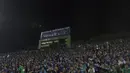 Suporter Surabaya United, Bonek, dan suporter Persib, Viking, bersama-sama mendukung timnya dalam lanjutan Grup C Piala Jenderal Sudirman 2015 di Stadion Gelora Delta Sidoarjo, Sabtu (21/11/2015). (Bola.com/Vitalis Yogi Trisna)