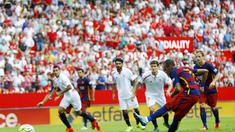 Tendangan bebas dramatis Neymar yang bergulir tipis di garis gawang Sevilla gagal dimanfaatkan oleh Luis Suarez menjadi gol untuk Barcelona di lanjutan kompetisi La Liga Spanyol, Sabtu (3/10/2015).