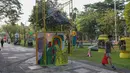 Pengunjung mengamati karya dalam pameran seni rupa kontemporer luar ruang Jakarta Provoke! di Taman Menteng, Jakarta Pusat, Jumat (17/7/2026). Pameran gratis yang berlangsung hingga 26 Juli 2026 ini menghadirkan 25 karya dari 25 seniman dan kolektif tentang dinamika kehidupan Jakarta. (KLY/Budy Santoso)