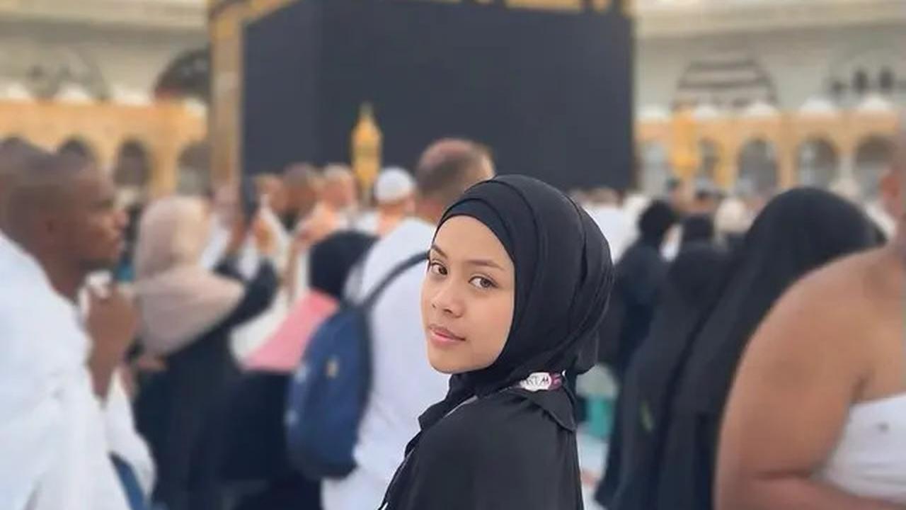 7 Potret Melly Lee Umroh Tampil Berhijab Mirip Masa SMP, Tak Pakai Makeup