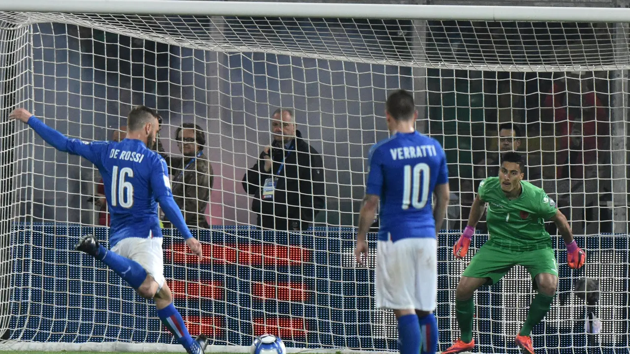 Gelandang Timnas Italia Marco Verratti menyaksikan Daniele De Rossi mengeksekusi penalti pada laga melawan Albania di Stadio Renzo Barbera, Palermo, Sabtu (25/3/2017) dinihari WIB.