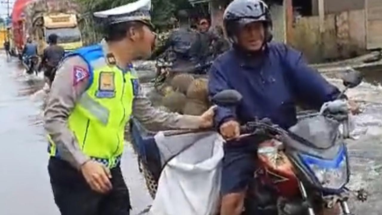 Pengemudi Penjual Durian Ditanya Polisi Mau Pergi Kemana saat Terjang Banjir, Jawabannya Malah Nyeleneh Khawatir Diminta