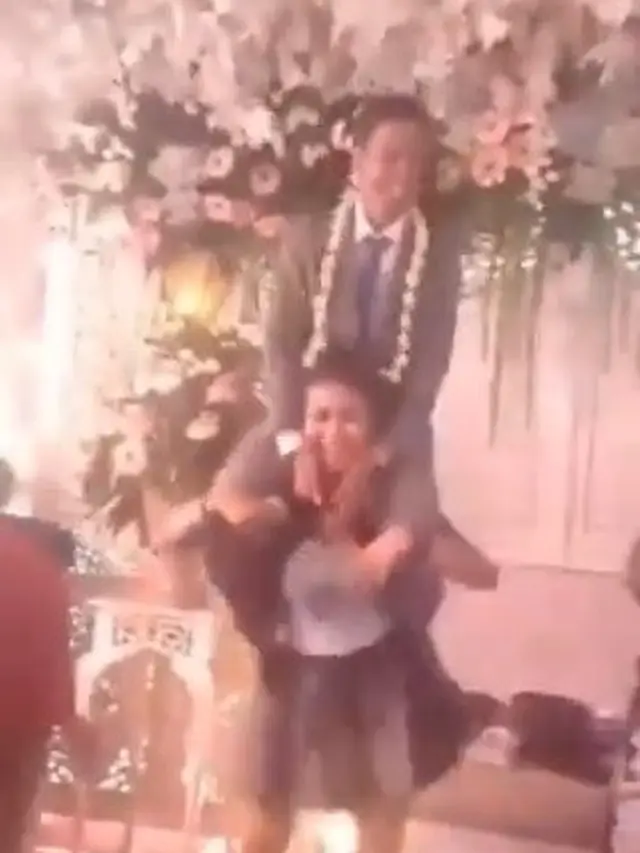 biduan gendong pengantin pria (foto: twitter)