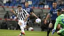 Striker Juventus, Federico Chiesa (kiri) melepaskan tendangan ke gawang Atalanta dalam laga final Coppa Italia 2020/2021 di Mapei Stadium, Rabu (19/5/2021). Juventus menang 2-1 dan menjadi juara. (AP/Antonio Calanni)