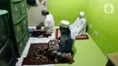 Warga melakukan ibadah shalat tarawih berjamah dirumah di kawasan Tangerang, Rabu (29/4). Pemerintah melalui kementrian agama menghimbau bagi masyarakat agar melaksanakan ibadah tarawih dirumah bersma keluarga untuk memutus rantai penyebran covid 19.Liputan6.com/Angga Yuniar