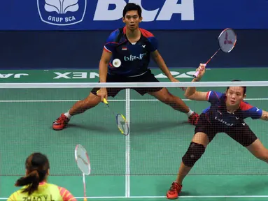 Ganda campuran Indonesia, Alfian Eko Prasetya/Annisa Saufika mengembalikan bola ke arah pemain Tiongkok, Zhang Nan/Zhao Yunlei di perempat final BCA Indonesia Open 2016, Jakarta, (3/6). (Liputan6.com/Helmi Fithriansyah)