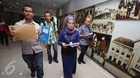 Divisi Investigasi ICW Febri Hendri (kiri) saat melaporkan kasus dugaan potensi konflik kepentingan dan pelanggaran etik  yang dilakukan Kepala BPK Perwakilan DKI Jakarta berinisial EDN di Gedung BPK, Jakarta, Rabu (11/11) (Liputan6.com/Immanuel Antonius)