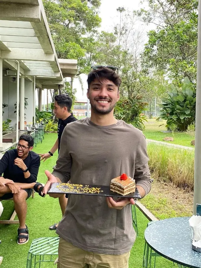 Refal Hady di Flowey Sentul (https://www.instagram.com/p/CubRJV-B3PB/)