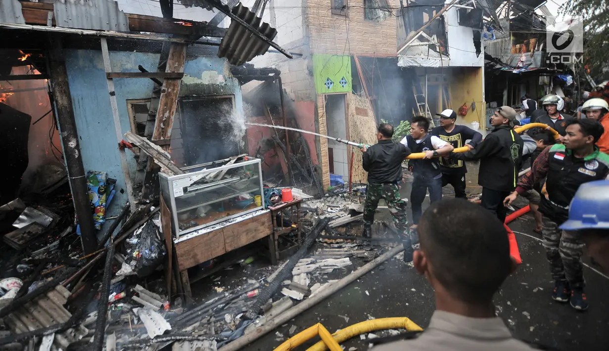 Warga membantu petugas pemadam kebakaran menjinakkan kobaran api yang membakar permukiman di kawasan Tanah Tinggi, Johar Baru, Jakarta, Selasa (26/6). Belum diketahui penyebab kebakaran. (Merdeka.com/Iqbal Nugroho)
