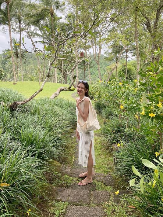 Trip honeymoon Mikha Tambayong masih berlanjut, dan kita akan menyukai outfinya. [@miktambayong]