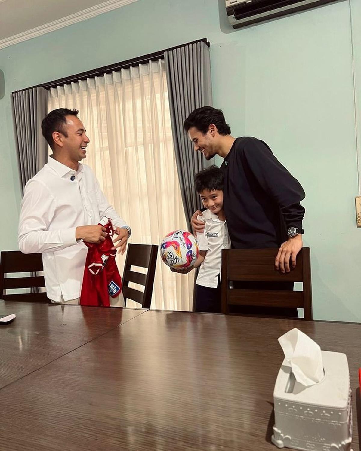 9 Potret Pemain Timnas Nathan Tjoe-A-On Datang ke Rumah Raffi Ahmad, Akrab dengan Rayyanza - Main Bola Bareng