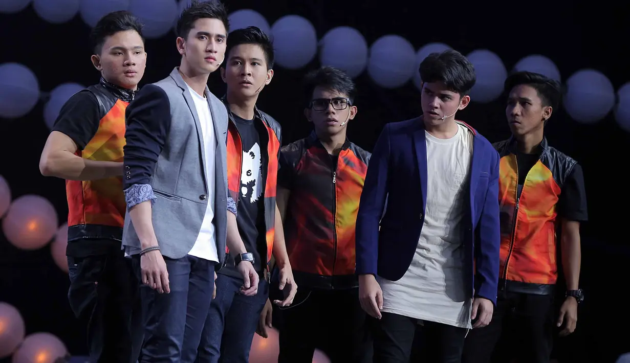 Dalam konser yang berdurasi sekitar 150 menit itu,, Ali bersama dengan beberapa sahabatnya. Diantaranya, Audi Marissa, Verrel Bramasta, Bastian, Adinda Thomas, Ricky Cuaca, Fero Walandouw dan masih banyak lagi. (Deki Prayoga/Bintang.com)