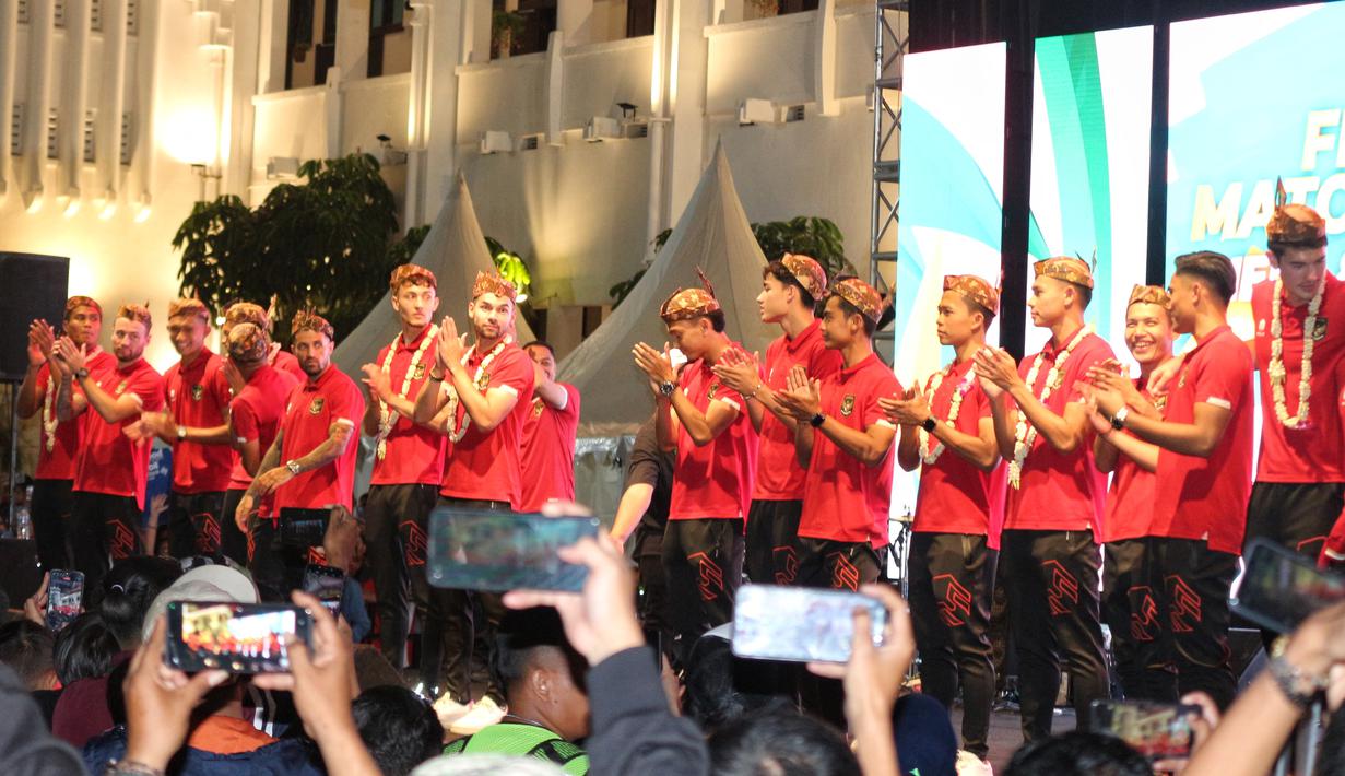 Sejumlah pemain Timnas Indonesia memakai blangkon khas Jawa Timur saat menyapa masyarakat Surabaya dan sekitarnya dalam acara gala dinner dan meet & greet yang berlangsung di Balai Kota Surabaya, Minggu (11/6/2023). (Bola.com/Wahyu Pratama)