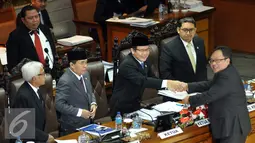 Menteri Keuangan Bambang Brodonegoro menyerahkan hasil Rencana Kerja Pemerintah 2017 keada Ketua Sidang Taufik Kurniawan disaksikan Ketua DPR Ade Komarudin (kedua kanan), Jakarta, Kamis (2/6/2016). (Liputan6.com/Johan Tallo)