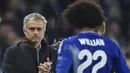 Pelatih Chelsea  Jose Mourinho memberikan tepuk tangan kepada Willian saat pada lanjutan Liga Champion Grup G di Stadion Stamford Bridge, London, Rabu (4/11/2015) dini hari. Chelsea memang 2-1. (Reuters / Toby Melville)