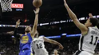 Stephen Curry saat melawan San Antonio Spurs  pada laga Final NBA wilayah Barat, Senin (22/5/2017) (AP Photo/Eric Gay)