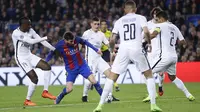 Bintang Barcelona, Lionel Messi (tengah) mencetak satu gol saat timnya melumat PSG pada leg kedua Babak 16 Besar Liga Champions di Camp Nou stadium, Barcelona, (8/3/2017). Barcelona menang 6-1. (AP/Manu Fernandez)