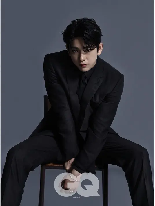 Berbalut black suit, pesona elegan Jinyoung di foto ini juara banget deh! (FOTO: instagram.com/jinyoung_0922jy/)
